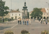 KROSNO - Rynek w gbi wczesnobarokowa dzwonnica przy kociele farnym; FOT: M. Raczkowski; WYD: KAW 1979 