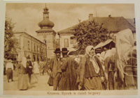 KROSNO - Rynek w dzie handlowy ok. 1920; WYD: Leon Wolski; Reprint wydany w 2005